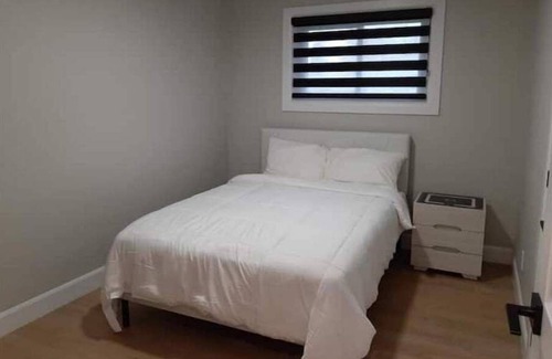 Peterborough House | Brand New Luxe House Reno (5 Star Superhost on Airbnb) on Quiet Cul-De-Sac