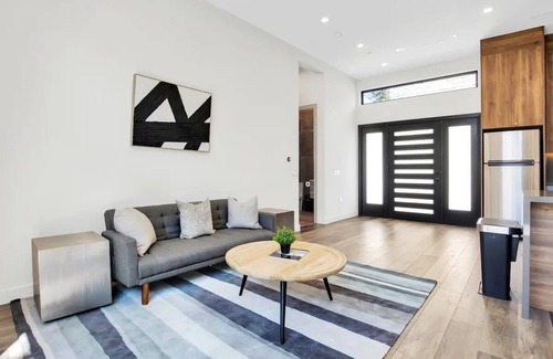 Glendale House | Brand New Luxury Guest Home Near Burbank Studios