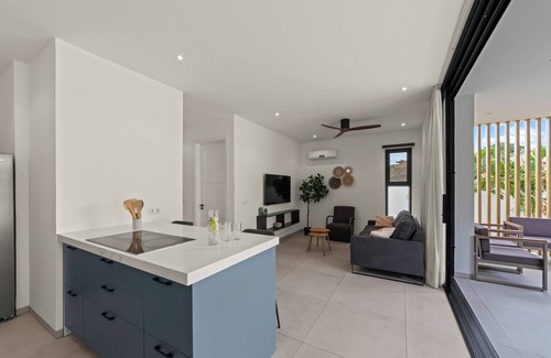 Marie Pampoen House | Brand new, modern and bright apartment with spacious balcony and swimming pool