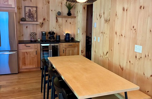 Wilmington Cabin | Brand NEW Modern VT Ski Cabin w/Vinyl Listening Loft - 8 min to Mount Snow!
