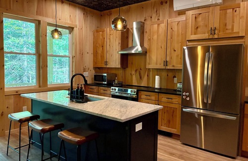 Wilmington Cabin | Brand NEW Modern VT Ski Cabin w/Vinyl Listening Loft - 8 min to Mount Snow!