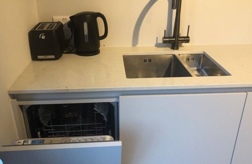 Putney Cabin | Brand new outhouse in Putney - self-contained unit.