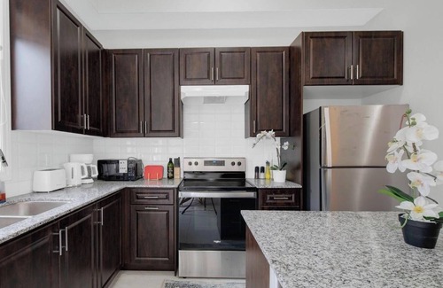 Vaughan House | Brand New Private Family 3-bedroom townhome: in Kleinburg