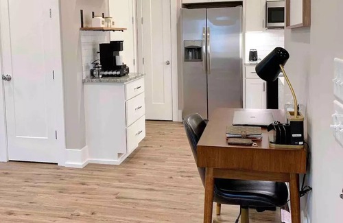 Hayes House | BRAND NEW!! Quiet, Modern, Minimalist, 5 ⭐️’s
