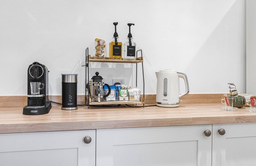 Lechlade House | BRAND NEW! Renovated luxury 2-bed cottage, parking & garden