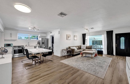 Surfside House | Brand new renovated quiet house in Surfside.