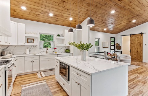 Ellijay House | Brand-New Retreat in Elijay: Book now for Fall!