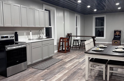 Kane Apartment | BRAND NEW, SPACIOUS, FUN - The Wolves Den on Fraley