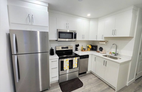 Caulfeild Apartment | Brand New Suite nestled in the mountains !