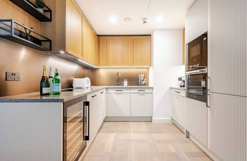 Wapping Apartment | Brand New Superior 3 Bed Apartment by Tower Bridge with AC