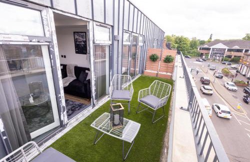 Borehamwood Apartment | Brand-New Top-Floor Flat with Stunning Balcony & Parking