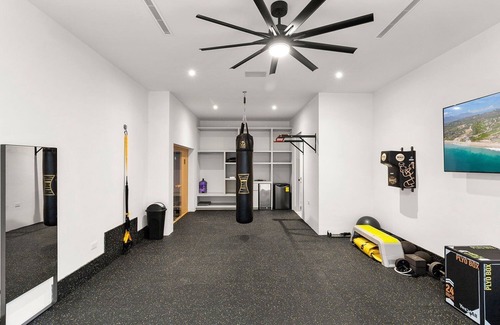 Buzzards Villa | Brand New Villa + BIG Ocean View + Gym + Close to the Beach