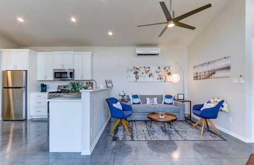 Mid America House | BRAND NEW 2/2 hilltop Hideaway w/lrg deck/hot tub/outdoor fire pit & game room!