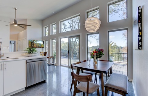 Mid America House | BRAND NEW 2/2 hilltop Hideaway w/lrg deck/hot tub/outdoor fire pit & game room!