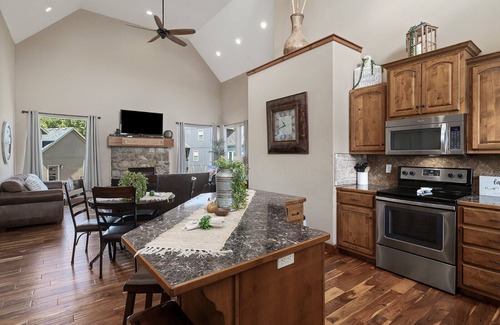 Hollister House | Branson Escape | 4BR Home + Resort Amenities