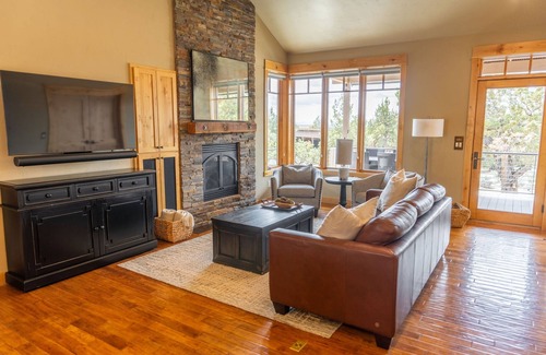 Powell Butte Cabin | Brasada Ranch King Suite: Hot Tub | Fire Table | Modern Cabin