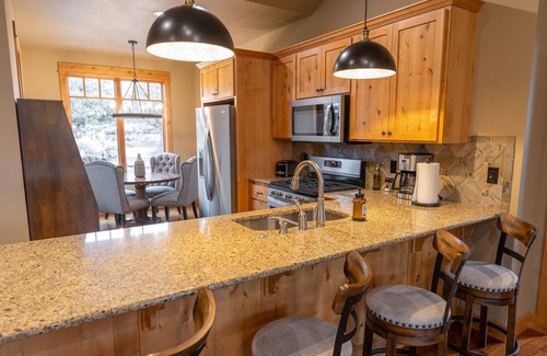 Powell Butte Cabin | Brasada Ranch King Suite: Hot Tub | Fire Table | Modern Cabin