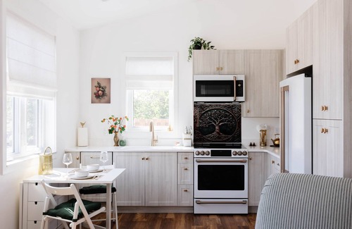Campbell River House | Brass Apple Cottage | Stylish, New, A/C & Wi-Fi