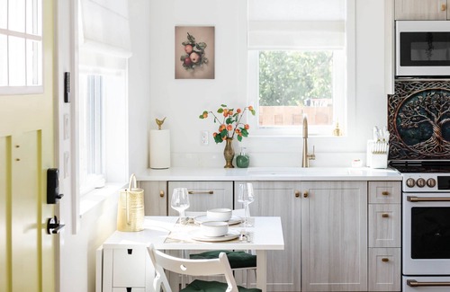 Campbell River House | Brass Apple Cottage | Stylish, New, A/C & Wi-Fi