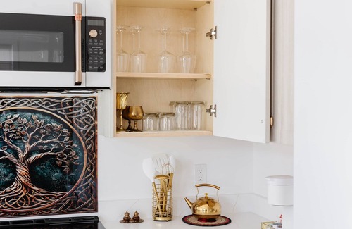 Campbell River House | Brass Apple Cottage | Stylish, New, A/C & Wi-Fi