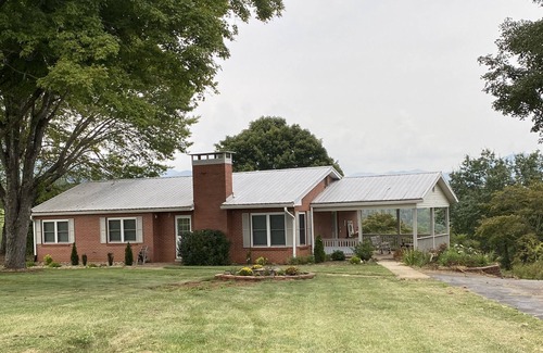 Franklin House | Brawcroft Place is your Smoky Mountain destination- great views, easy access!