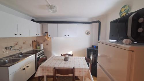 Dosoledo Apartment | Breakfast with mountains view
