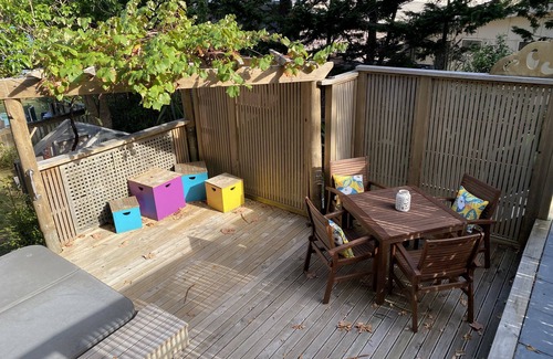 Ahipara House | "Breakview" - quiet, comfortable bach with a spa pool, for families and surfers.