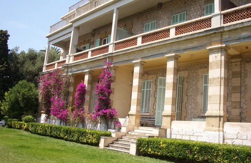 Villefranche-sur-Mer Apartment | Breathtaking sea view, studio with balcony and parking in magnificent estate