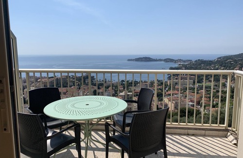 Villefranche-sur-Mer Apartment | Breathtaking sea view, studio with balcony and parking in magnificent estate
