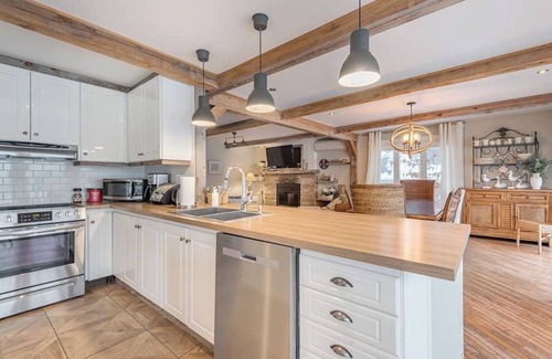 Chertsey Cottage | Breathtaking Lake View With Spa Chalet 360