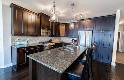 Westbank Condo | Breathtaking Lakefront Condo with Boat Slip