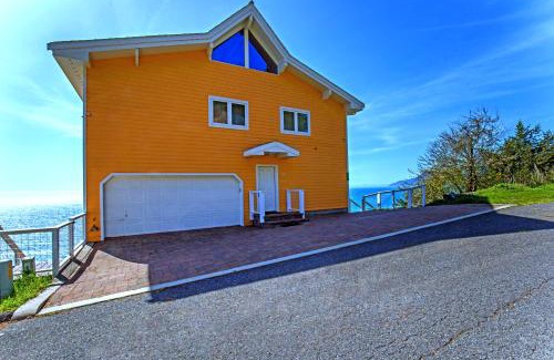 Shelter Cove Apartment | Breathtaking Oceanview! by OceanviewHotTubs Monthly Minimum