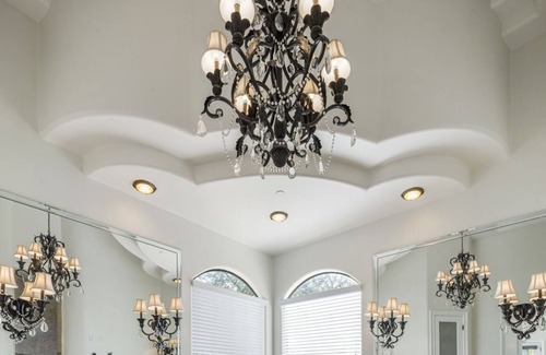 Country Club Acres House | Breathtaking Paradise Valley Estate - Sleeps 10 - Pool -Chef's Kitchen - Theater