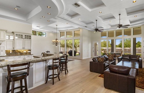 Country Club Acres House | Breathtaking Paradise Valley Estate - Sleeps 10 - Pool -Chef's Kitchen - Theater