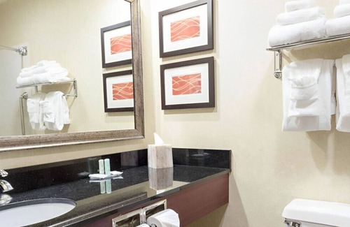 Augusta House | Breathtaking Rm for Luxurious Stay! Free Wi-Fi
