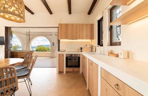 Kontos Apartment | Breathtaking Sea View With Jacuzzi for Couples and Families