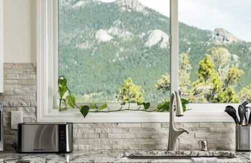 Black Hawk Ski Chalet | Breathtaking Views, Peaceful Luxe Chalet w/Hot Tub