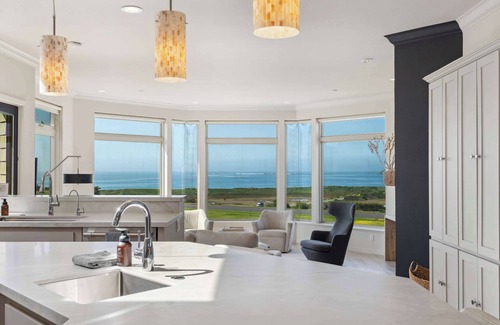 Bodega Bay House | Breathtaking Views | Gourmet Kitchen | Hot Tub
