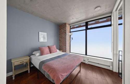 Gastown Apartment | Breathtaking Water Views Downtown with Free Parking