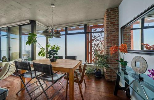 Gastown Apartment | Breathtaking Water Views Downtown with Free Parking