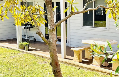 Buff Point House | Breathtakingly Charming Cottage With Water Views