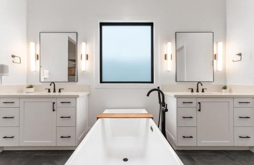 Wilshire Terrace House | Breeze - Sparkling Pool - Mins to Old Town