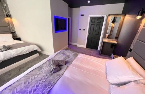 Blackpool Town Center House | BREEZE SUITES - LUXURY GROUP ACCOM - SLEEPS 19