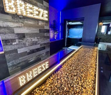 Blackpool Town Center House | BREEZE SUITES - LUXURY GROUP ACCOM - SLEEPS 19