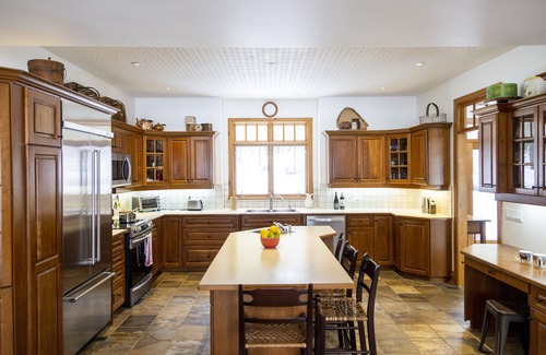 Seguin Cottage | Breezy Lake Joe family cottage w/SUP, kayaks + bar area on the dock