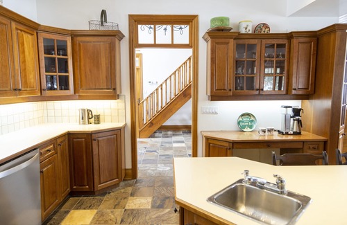 Seguin Cottage | Breezy Lake Joe family cottage w/SUP, kayaks + bar area on the dock