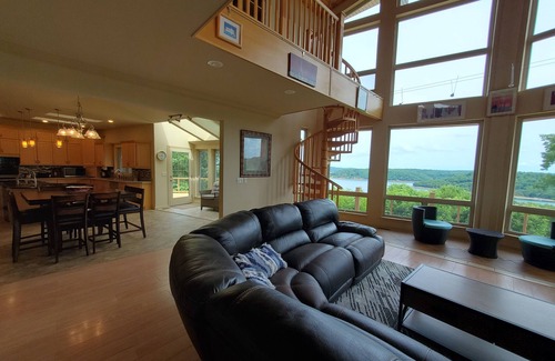 Lost Bridge Village House | BREEZY & LUCKY'S: Lakeview Home & Cottage on 5 Acres! Close to Marina.