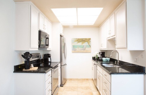 Del Mar Condo | Breezy Sailboat Villa: 1 block from beach!