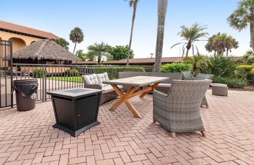 Naples House | Breezy studio with game room, heated pool, tennis, restaurant, BBQ area, gym