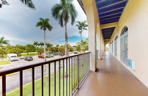 Naples House | Breezy studio with game room, heated pool, tennis, restaurant, BBQ area, gym